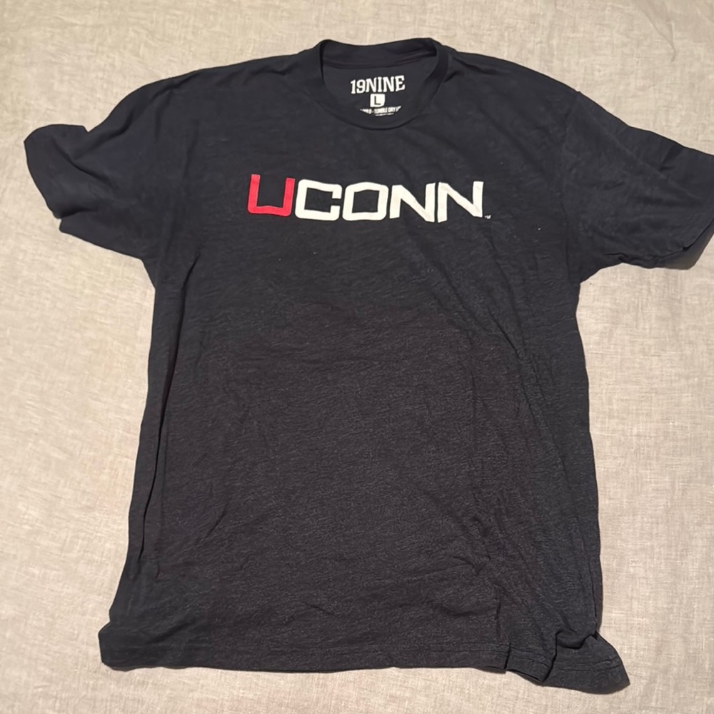 Men’s Navy Blue UCONN T Shirt Size Large New Without Tags